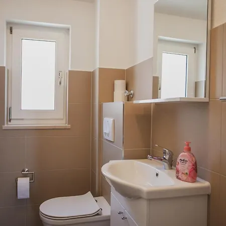 Plava Adria Podstrana * بودْسْتغانا